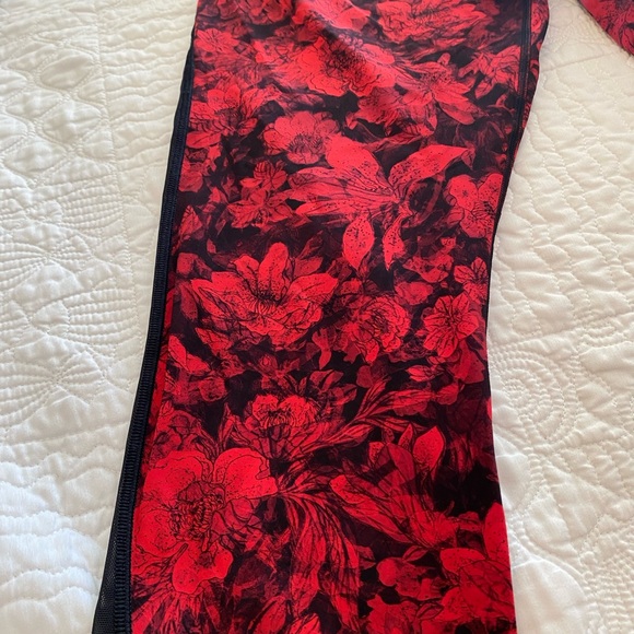 Like new Lululemon crop legging - Picture 4 of 6